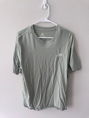 Nike Men's Crew Neck T-Shirt in Sage Green